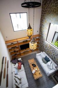 サンミゲル・デ・アジェンデにあるExclusive Luxury Home with Rooftop Jacuzziのソファ2つとテーブルのあるリビングルーム