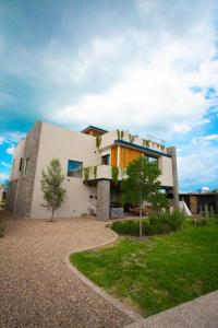 サンミゲル・デ・アジェンデにあるExclusive Luxury Home with Rooftop Jacuzziの前に木々がある大きな白い建物