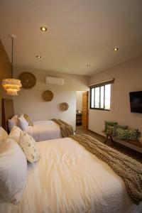 サンミゲル・デ・アジェンデにあるExclusive Luxury Home with Rooftop Jacuzziのベッド2台とシャンデリアのある寝室 +45枚の写真