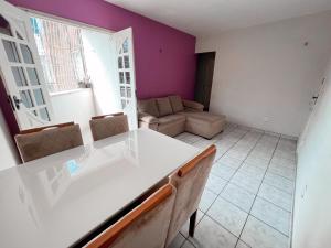a living room with a table and a couch at Quarto em apartamento compartilhado in Teresina