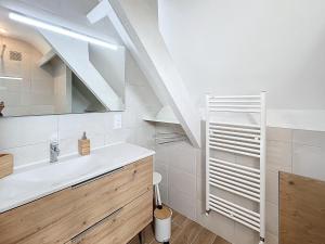 Kúpeľňa v ubytovaní Maison avec Terrasse à 100m de la Plage, Jardin Clos, 3 Chambres, Proche Mont Saint-Michel - FR-1-361-457