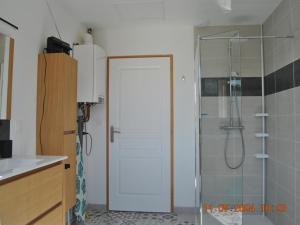 Koupelna v ubytování Charmant Duplex avec Jardin Privé, à 20km des Caps - FR-1-376-116 + 27 fotografií