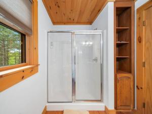 eine Glasdusche in einem Raum mit Fenster in der Unterkunft Gated neighborhood - Hot Tub & Fire Pit in Nebo + 101 Fotos