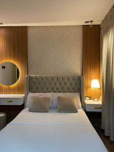 Un dormitorio con una gran cama blanca con dos almohadas. en Luxury appartement with Private Parking For families only, en Tánger 14 fotos más