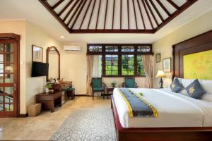 Кровать или кровати в номере Villa at Royal Tunjung Bali +24 фотографии