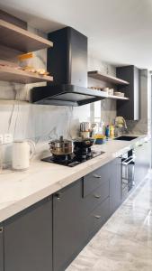 Dapur atau dapur kecil di Eastern Hub - Jing'an Temple Branch Art Spacious 3-Bedroom, Sunny House with 2 Balconies
