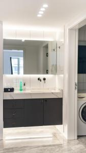 Bilik mandi di Eastern Hub - Jing'an Temple Branch Art Spacious 3-Bedroom, Sunny House with 2 Balconies