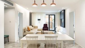 Ruang duduk di Eastern Hub - Jing'an Temple Branch Art Spacious 3-Bedroom, Sunny House with 2 Balconies