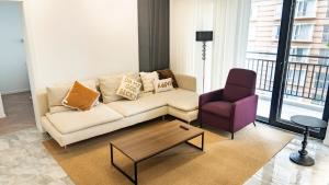 Ruang duduk di Eastern Hub - Jing'an Temple Branch Art Spacious 3-Bedroom, Sunny House with 2 Balconies