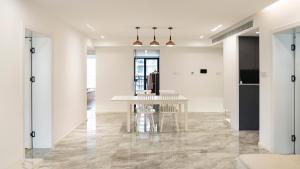 Gambar di galeri bagi Eastern Hub - Jing'an Temple Branch Art Spacious 3-Bedroom, Sunny House with 2 Balconies di Shanghai