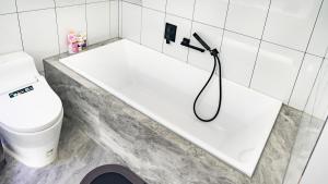Bilik mandi di Eastern Hub - Jing'an Temple Branch Art Spacious 3-Bedroom, Sunny House with 2 Balconies