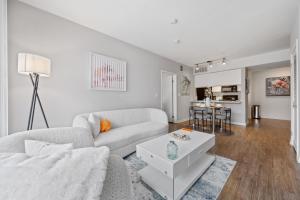 una sala de estar con un sofá y una mesa en Le Reve , 5 min to the beach Luxury Condo, en Los Ángeles 10 fotos más