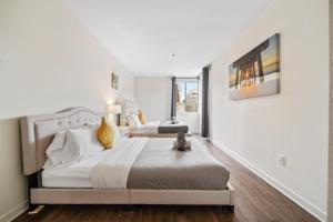 Un dormitorio blanco con una cama y una ventana. en Le Reve , 5 min to the beach Luxury Condo, en Los Ángeles