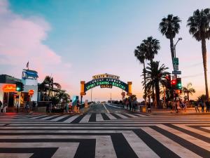 una calle de la ciudad con un paso de peatones y una señal en Le Reve , 5 min to the beach Luxury Condo, en Los Ángeles