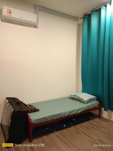 una habitación con una cama con una cortina azul en l Brand New Condo l I-Muslim Guesthouse Kuala Lumpur, en Kuala Lumpur 14 fotos más