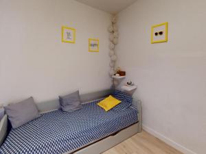 a bedroom with a bed with a yellow pillow on it at Appartement moderne 3 chambres, terrasse, proche plage et commerces - FR-1-785-12 in Mèze +4 photos