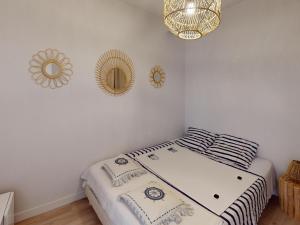 a bedroom with a bed and a mirror on the wall at Appartement moderne 3 chambres, terrasse, proche plage et commerces - FR-1-785-12 in Mèze