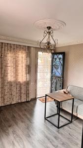 una sala de estar con un sofá y una mesa en Home in batumi, en Batumi