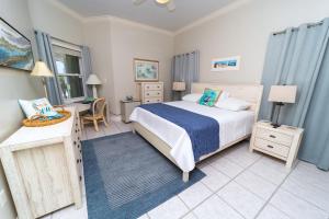 Un dormitorio con una cama y un escritorio y una ventana. en On The Bay, en North Side 184 fotos más