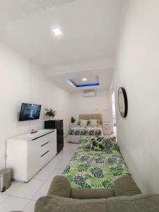 un ampio soggiorno con divano e TV di TUTUP Permanen a Muntilan