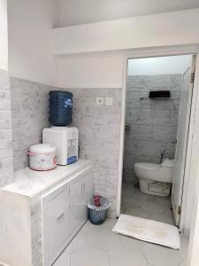 un bagno bianco con un water e un lavandino di TUTUP Permanen a Muntilan