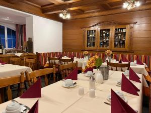 Reštaurácia alebo iné gastronomické zariadenie v ubytovaní Hotel Garni Martina