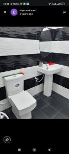 ein Badezimmer mit Toilette und Waschbecken in der Unterkunft Al hazm beach villa in Addalachenai