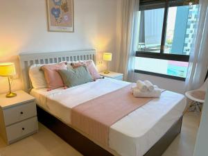 a bedroom with a bed with two towels on it at Evans Realty BF Parking & Piscina & Terraza in Fuengirola