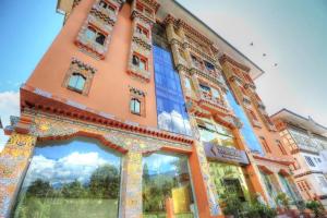 un edificio naranja con muchas ventanas en 33 Soksoom Centre for Well-Being & Happinesss - Boutique Hotel, en Thimphu