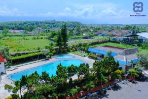 Bandung Permai Hotel Jember内部或周边的泳池