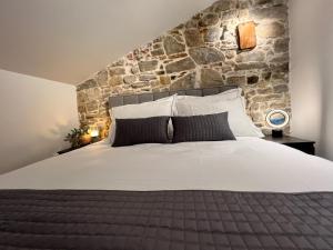 Ένα ή περισσότερα κρεβάτια σε δωμάτιο στο Piraneo apartments