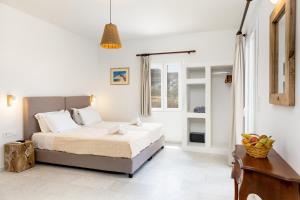 A bed or beds in a room at Helios Beach Studios