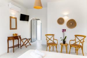 TV a/nebo společenská místnost v ubytování Helios Beach Studios