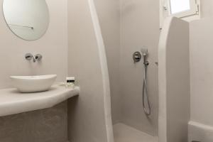 A bathroom at Helios Beach Studios