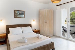 A bed or beds in a room at Helios Beach Studios