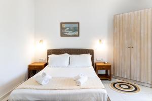 A bed or beds in a room at Helios Beach Studios