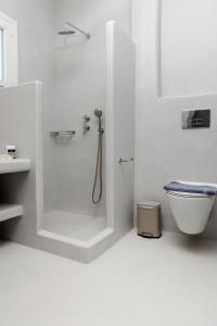 A bathroom at Helios Beach Studios