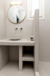 A bathroom at Helios Beach Studios