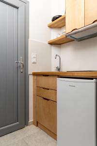 A kitchen or kitchenette at Helios Beach Studios