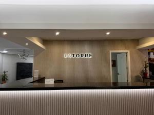 Un vestíbulo de hotel con un cartel que dice Latoore en Colina del Mar, en Torremolinos 25 fotos más