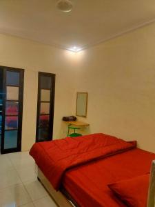 Ένα ή περισσότερα κρεβάτια σε δωμάτιο στο Karjo Homestay syariah