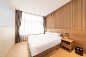 Postel nebo postele na pokoji v ubytování Captain 5 Youth Hotel-Xianxia Road Branch