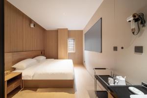Postel nebo postele na pokoji v ubytování Captain 5 Youth Hotel-Xianxia Road Branch