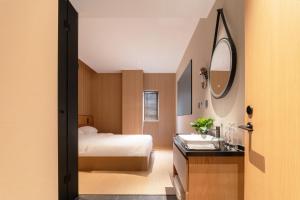 Postel nebo postele na pokoji v ubytování Captain 5 Youth Hotel-Xianxia Road Branch