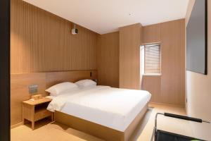 Postel nebo postele na pokoji v ubytování Captain 5 Youth Hotel-Xianxia Road Branch