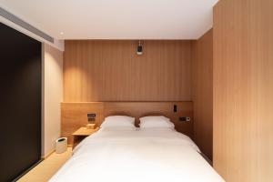 Postel nebo postele na pokoji v ubytování Captain 5 Youth Hotel-Xianxia Road Branch