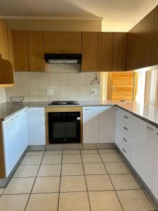 Kuchyň nebo kuchyňský kout v ubytování Cozy Central BNB Ezulwini
