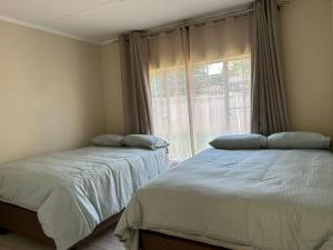 Postel nebo postele na pokoji v ubytování Cozy Central BNB Ezulwini