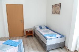 Un pat sau paturi într-o cameră la Zámecká zahrada-apartmány