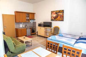O bucătărie sau chicinetă la Zámecká zahrada-apartmány